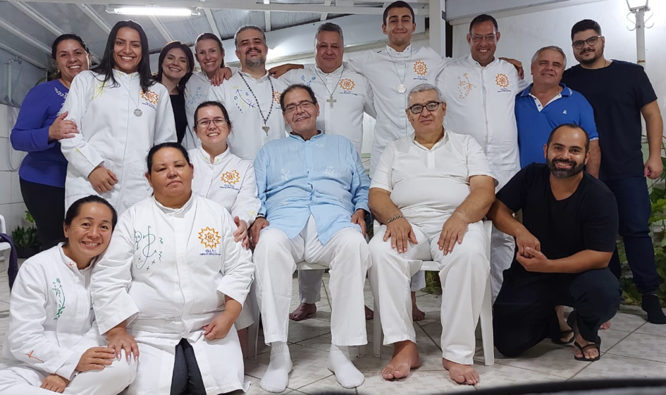 Na foto acima estão sentados Mestra Obaocitala, Mestre Ygbere e Mestre Tashanan. Ao redor dos mestres encontram-se alguns dos discípulos de Mestre Ygbere – filhos do Templo do Caboclo das Sete Ondas.